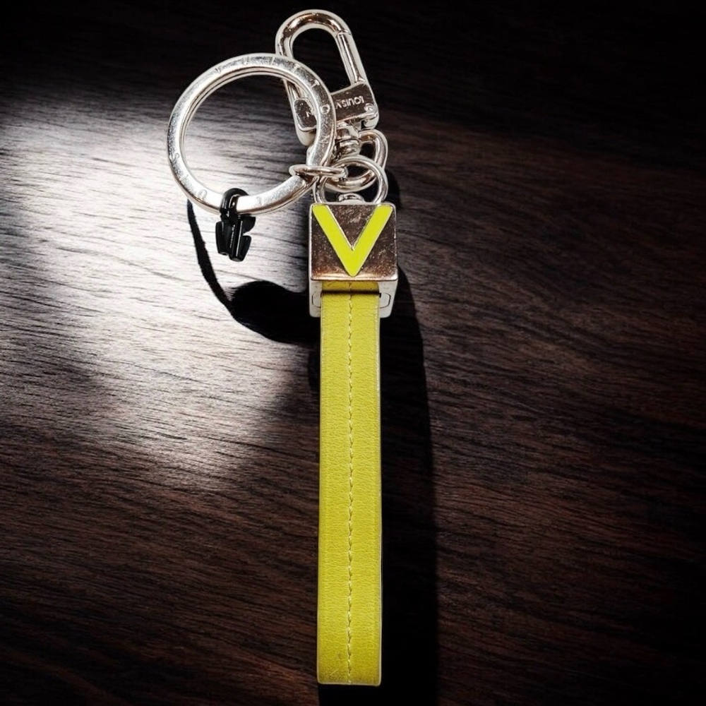 Louis Vuitton V-Dragonne Keyring/ Bag Charm ๐ M61005 - Picture 1 of 2